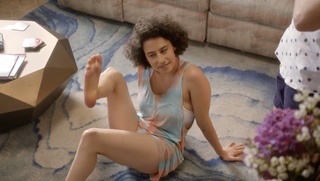 Ilana Glazer feet photo thumbnail
