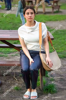 Ilana Glazer feet photo thumbnail