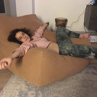 Ilana Glazer feet photo thumbnail