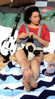Ilana Glazer feet photo thumbnail