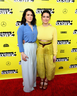 Ilana Glazer feet photo thumbnail