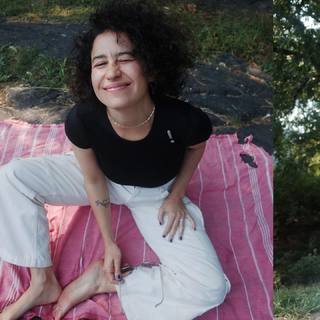 Ilana Glazer feet photo thumbnail