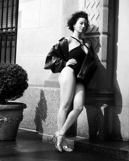Ilana Glazer feet photo 4