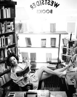 Ilana Glazer feet photo 3