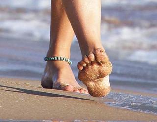 Ilary Blasi feet photo thumbnail