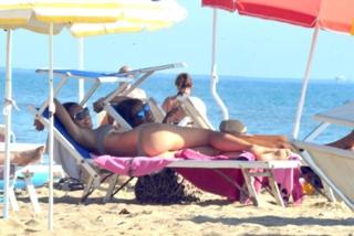 Ilary Blasi feet photo thumbnail