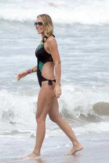 Ilary Blasi feet photo thumbnail