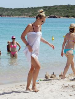 Ilary Blasi feet photo thumbnail