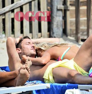 Ilary Blasi feet photo thumbnail