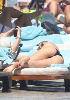 Ilary Blasi feet photo thumbnail