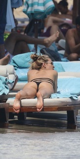 Ilary Blasi feet photo thumbnail