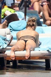 Ilary Blasi feet photo thumbnail
