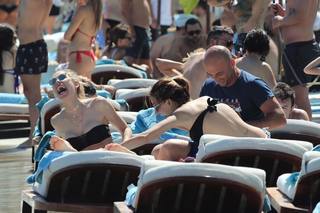 Ilary Blasi feet photo thumbnail