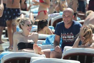 Ilary Blasi feet photo thumbnail