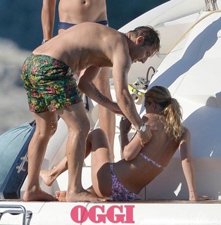Ilary Blasi feet photo thumbnail