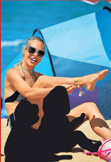 Ilary Blasi feet photo thumbnail