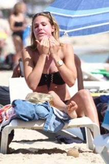 Ilary Blasi feet photo thumbnail