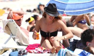 Ilary Blasi feet photo thumbnail
