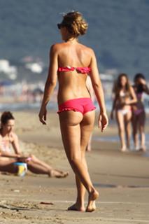 Ilary Blasi feet photo thumbnail