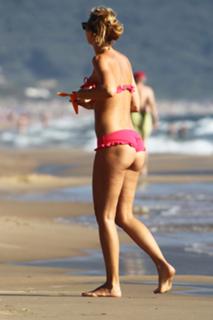 Ilary Blasi feet photo thumbnail