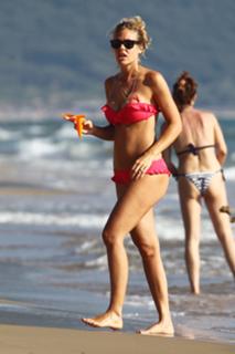 Ilary Blasi feet photo thumbnail