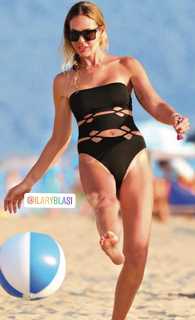 Ilary Blasi feet photo thumbnail