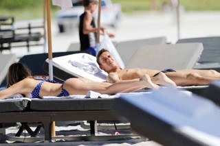 Ilary Blasi feet photo thumbnail