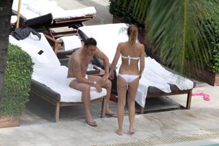 Ilary Blasi feet photo thumbnail