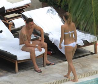 Ilary Blasi feet photo thumbnail