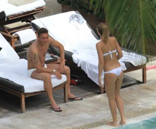 Ilary Blasi feet photo thumbnail