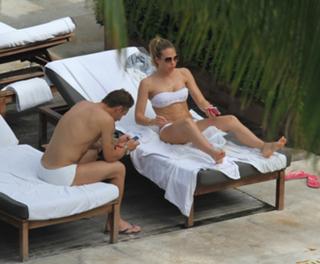 Ilary Blasi feet photo thumbnail