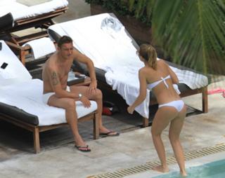 Ilary Blasi feet photo thumbnail