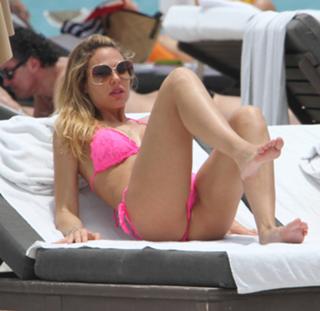 Ilary Blasi feet photo thumbnail
