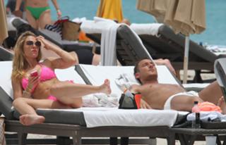 Ilary Blasi feet photo thumbnail