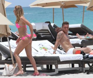 Ilary Blasi feet photo thumbnail