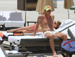 Ilary Blasi feet photo thumbnail