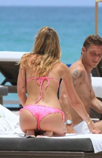 Ilary Blasi feet photo thumbnail