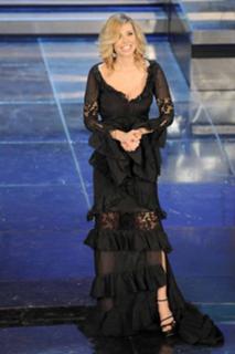 Ilary Blasi feet photo thumbnail