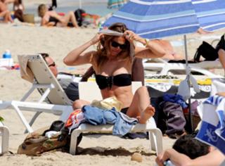 Ilary Blasi feet photo thumbnail