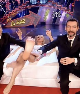 Ilary Blasi feet photo 3