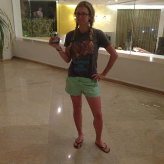 Iliza Shlesinger feet photo thumbnail