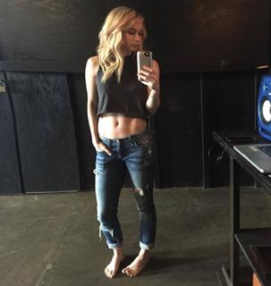 Iliza Shlesinger feet photo thumbnail