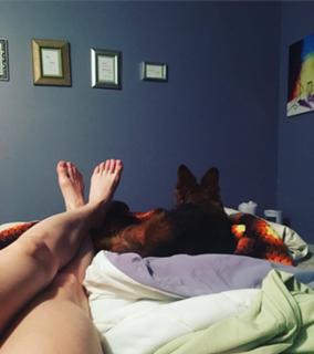 Iliza Shlesinger feet photo thumbnail