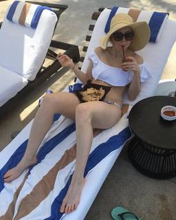 Iliza Shlesinger feet photo thumbnail