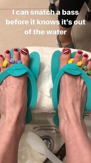 Iliza Shlesinger feet photo thumbnail