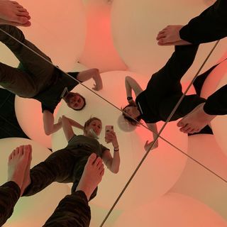 Iliza Shlesinger feet photo thumbnail