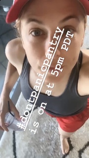 Iliza Shlesinger feet photo thumbnail