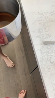 Iliza Shlesinger feet photo thumbnail