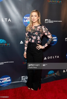Iliza Shlesinger feet photo thumbnail