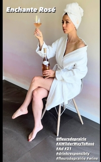Iliza Shlesinger feet photo thumbnail